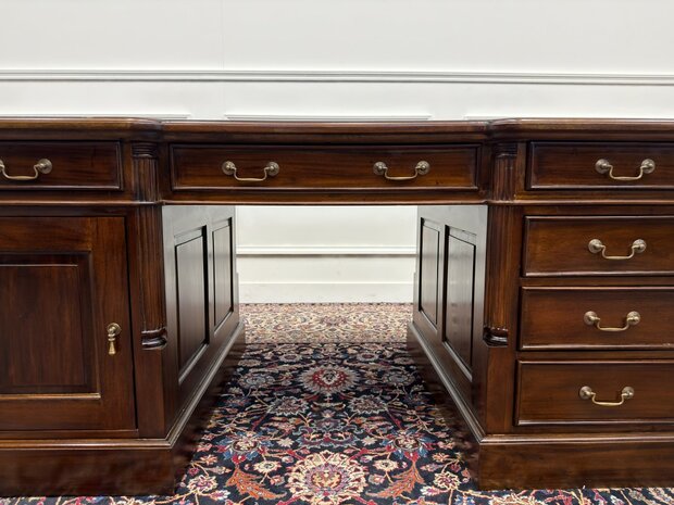 Klassiek-Antiek-Engels-Oud-Chesterfield-Bureau-Desk-Partnerdesk-Groen-Leder-Ingelegd