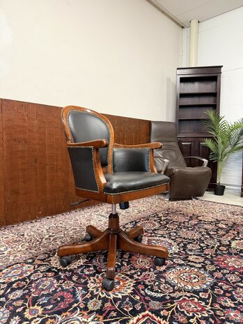 Klassiek-Oud-Antiek-Italiaans-Chesterfield-Vintage-Bureaustoel-Captian-Chair-Zwart-Leder