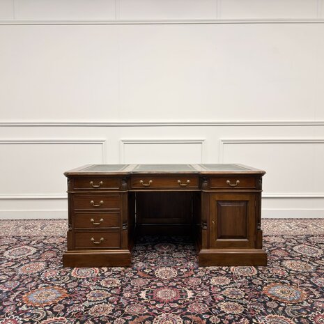 Klassiek-Engels-Antiek-Oud-Chesterfield-Bureau-Desk-met-Achterschot-Groen-Leder