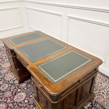 Klassiek-Engels-Antiek-Oud-Chesterfield-Bureau-Desk-met-Achterschot-Groen-Leder