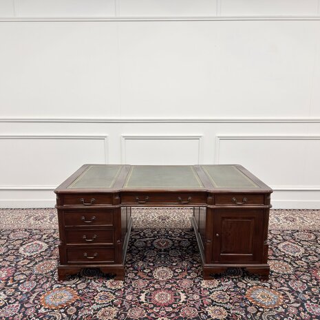 Klassiek-Antiek-Engels-Oud-Chesterfield-Bureau-Desk-Partnerdesk-Groen-Leder
