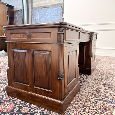 Klassiek-Antiek-Engels-Oud-Chesterfield-Bureau-Desk-Zwart-Leder