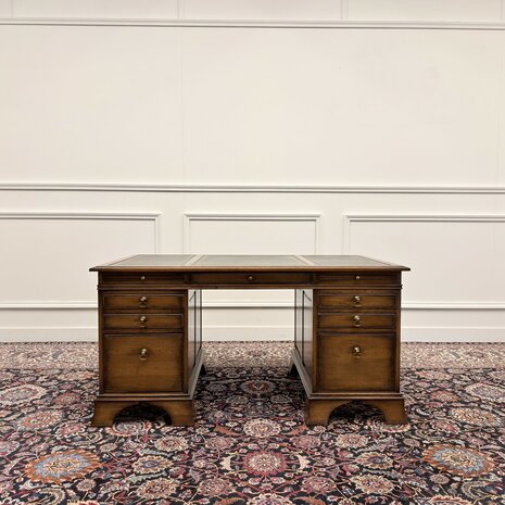 Klassiek-Antiek-Engels-Oud-Chesterfield-RAC-Royal-Antique-Collection-Eikenhout-Bureau-Desk-Groen-Leder