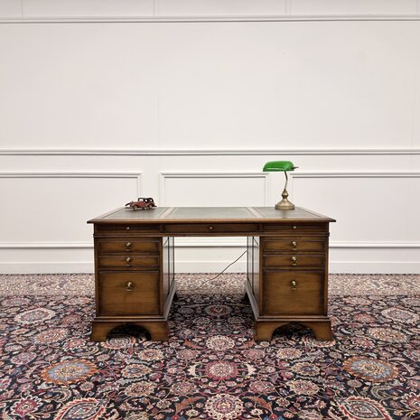 Klassiek-Antiek-Engels-Oud-Chesterfield-RAC-Royal-Antique-Collection-Eikenhout-Bureau-Desk-Groen-Leder