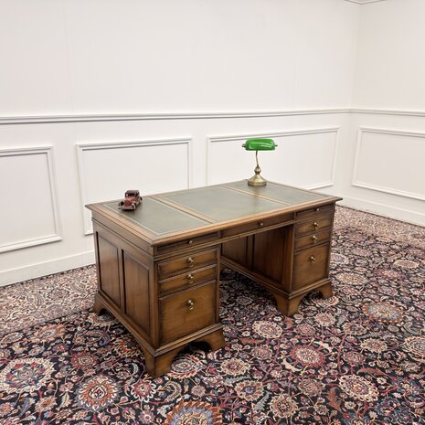 Klassiek-Antiek-Engels-Oud-Chesterfield-RAC-Royal-Antique-Collection-Eikenhout-Bureau-Desk-Groen-Leder