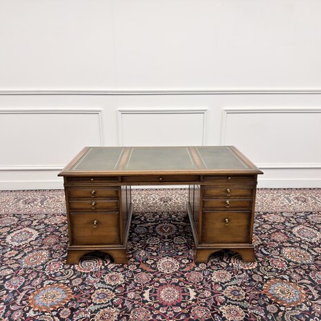 Klassiek-Antiek-Engels-Oud-Chesterfield-RAC-Royal-Antique-Collection-Eikenhout-Bureau-Desk-Groen-Leder