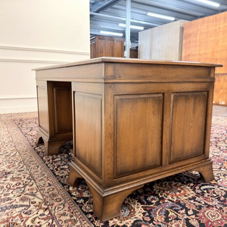 Klassiek-Antiek-Engels-Oud-Chesterfield-RAC-Royal-Antique-Collection-Eikenhout-Bureau-Desk-Groen-Leder