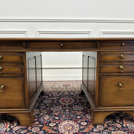 Klassiek-Antiek-Engels-Oud-Chesterfield-RAC-Royal-Antique-Collection-Eikenhout-Bureau-Desk-Groen-Leder