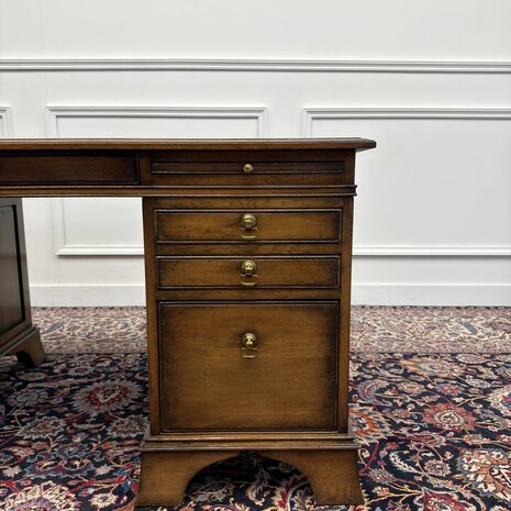 Klassiek-Antiek-Engels-Oud-Chesterfield-RAC-Royal-Antique-Collection-Eikenhout-Bureau-Desk-Groen-Leder
