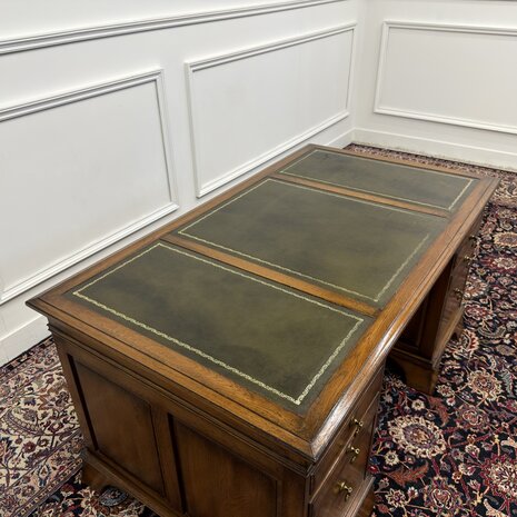 Klassiek-Antiek-Engels-Oud-Chesterfield-RAC-Royal-Antique-Collection-Eikenhout-Bureau-Desk-Groen-Leder