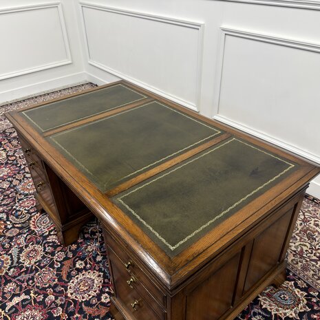 Klassiek-Antiek-Engels-Oud-Chesterfield-RAC-Royal-Antique-Collection-Eikenhout-Bureau-Desk-Groen-Leder