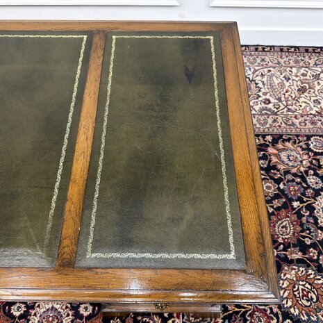 Klassiek-Antiek-Engels-Oud-Chesterfield-RAC-Royal-Antique-Collection-Eikenhout-Bureau-Desk-Groen-Leder