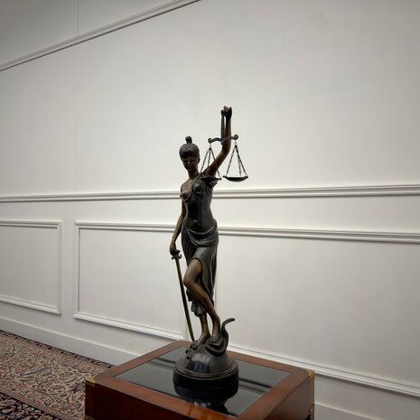 Klassiek-Bronzen-Beeld-Vrouw-Justitia-Lady-Justice