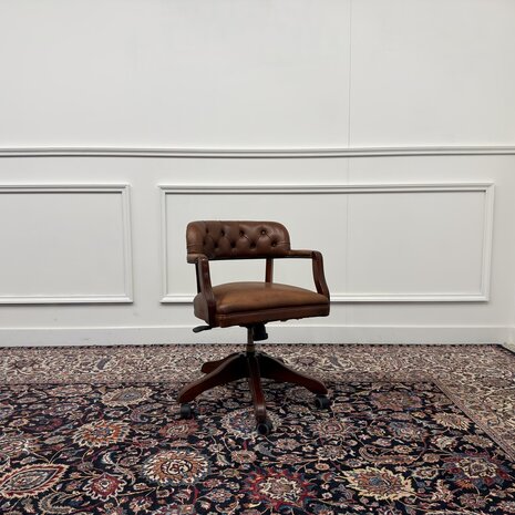 Klassiek-Engels-Antiek-Oud-Vintage-Wade-Chesterfield-Bureaustoel-Captain-Chair-Bruin-Leder