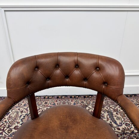 Klassiek-Engels-Antiek-Oud-Vintage-Wade-Chesterfield-Bureaustoel-Captain-Chair-Bruin-Leder-4