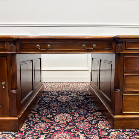 Klassiek-Engels-Antiek-Oud-Chesterfield-Vintage-Groot-Bureau-Partnerdesk-Desk-Bruin-Leder