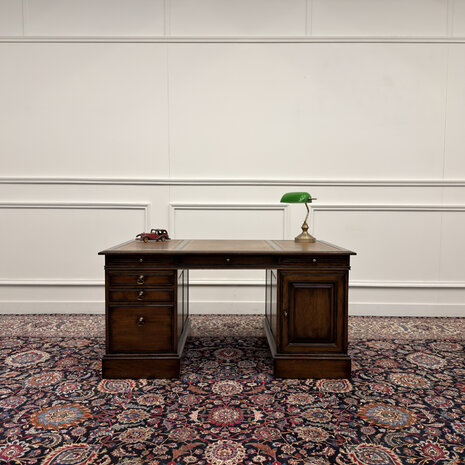 Klassiek-Engels-Oud-Antiek-Vintage-Chesterfield-RAC-Royal-Antique-Collection-Bureau-Desk-Bruin-Leder