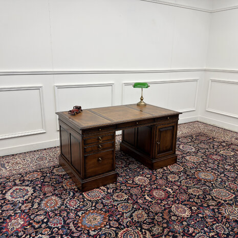 Klassiek-Engels-Oud-Antiek-Vintage-Chesterfield-RAC-Royal-Antique-Collection-Bureau-Desk-Bruin-Leder