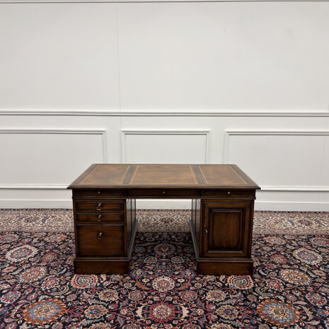 Klassiek-Engels-Oud-Antiek-Vintage-Chesterfield-RAC-Royal-Antique-Collection-Bureau-Desk-Bruin-Leder
