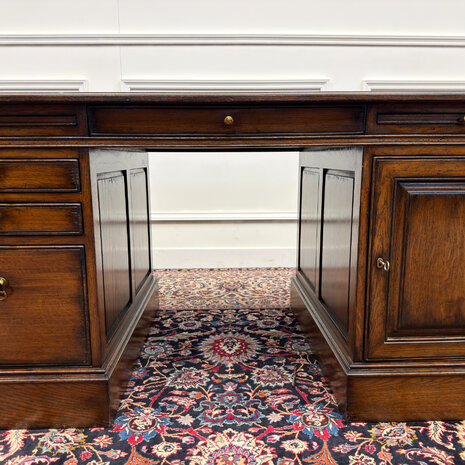 Klassiek-Engels-Oud-Antiek-Vintage-Chesterfield-RAC-Royal-Antique-Collection-Bureau-Desk-Bruin-Leder