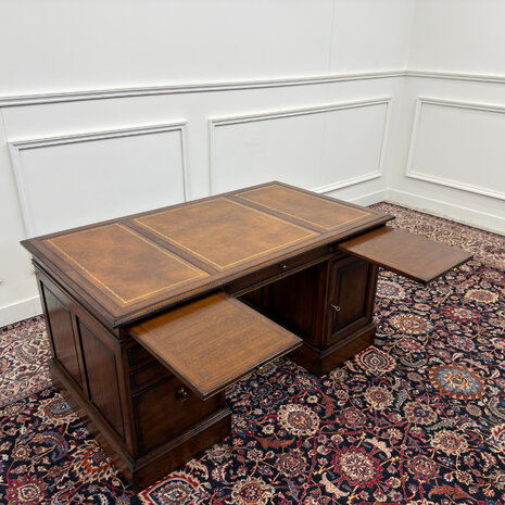 Klassiek-Engels-Oud-Antiek-Vintage-Chesterfield-RAC-Royal-Antique-Collection-Bureau-Desk-Bruin-Leder