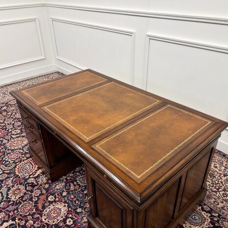 Klassiek-Engels-Oud-Antiek-Vintage-Chesterfield-RAC-Royal-Antique-Collection-Bureau-Desk-Bruin-Leder