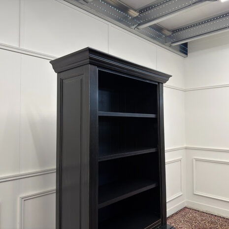 Klassiek-Antiek-Engels-Oud-Vintage-Chesterfield-Zwart-Zwarte-Boekenkast-Kast