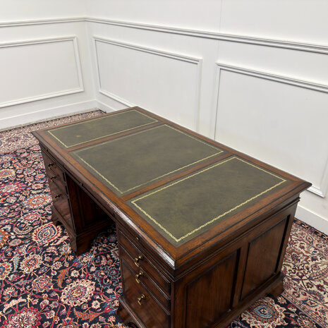Klassiek-Antiek-Engels-Oud-Vintage-Chesterfield-RAC-Royal-Antique-Collection-Bureau-Desk-Groen-Leder