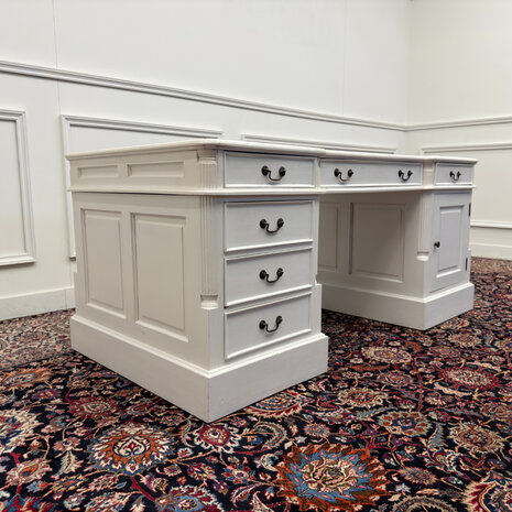 Klassiek-Antiek-Engels-Oud-Vintage-Chesterfield-Wit-Witte-Set-Bureau-Desk-Zwart-Leder-met-Bureaustoel-President-Chair