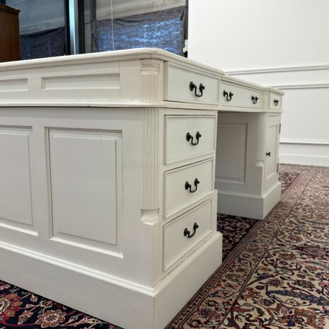 Klassiek-Antiek-Engels-Oud-Vintage-Chesterfield-Wit-Witte-Set-Bureau-Desk-Zwart-Leder-met-Bureaustoel-President-Chair
