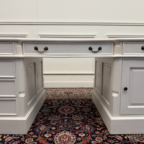 Klassiek-Antiek-Engels-Oud-Vintage-Chesterfield-Wit-Witte-Set-Bureau-Desk-Zwart-Leder-met-Bureaustoel-President-Chair