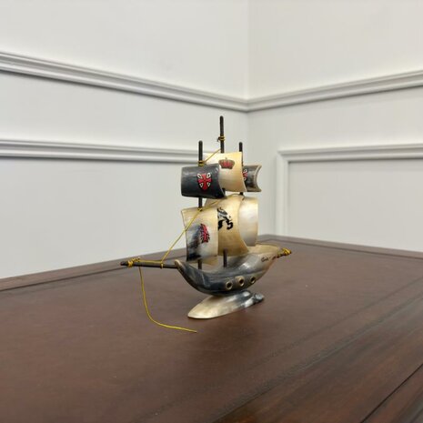 Antiek-zeilschip-boot-gemaakt-van-hoorns-2