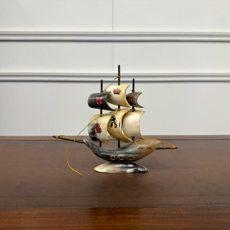 Antiek-zeilschip-boot-gemaakt-van-hoorns
