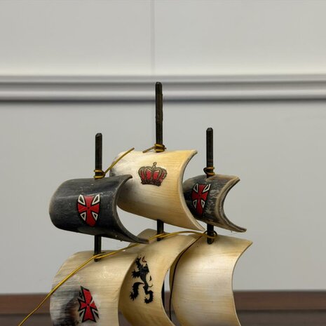 Antiek-zeilschip-boot-gemaakt-van-hoorns-3