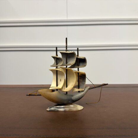 Antiek-zeilschip-boot-gemaakt-van-hoorns-4
