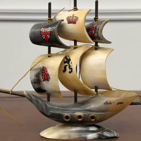 Antiek-zeilschip-boot-gemaakt-van-hoorns-5