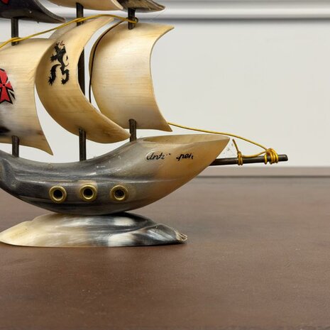 Antiek-zeilschip-boot-gemaakt-van-hoorns-6
