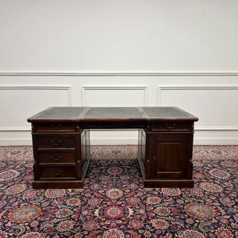 Klassiek-Engels-Antiek-Oud-Vintage-Chesterfield-Bureau-Desk-Partnerdesk-Set-Zwart-Leder-Met-Stoelen