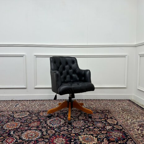 Klassiek-Engels-Vintage-Antiek-Oud-Chesterfield-Bureaustoel-Stoel-Director-Directors-Chair-Zwart-Leder