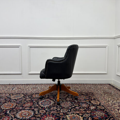 Klassiek-Engels-Vintage-Antiek-Oud-Chesterfield-Bureaustoel-Stoel-Director-Directors-Chair-Zwart-Leder