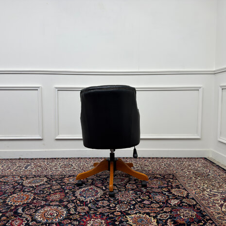 Klassiek-Engels-Vintage-Antiek-Oud-Chesterfield-Bureaustoel-Stoel-Director-Directors-Chair-Zwart-Leder