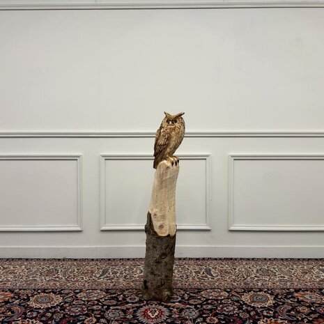 houtsnijwerk-kunstwerk-tuinbeeld-uil-op-boomstam-met-oren