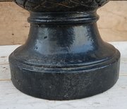 Große gusseisen tannenzapfen