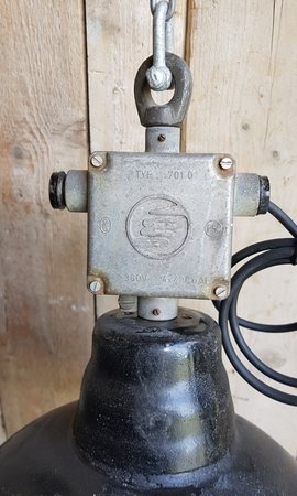 Schwarze fabriklampe - HI6