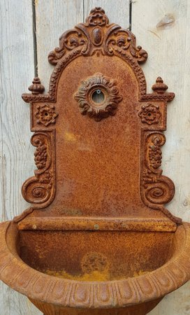Gusseisen wandbrunnen