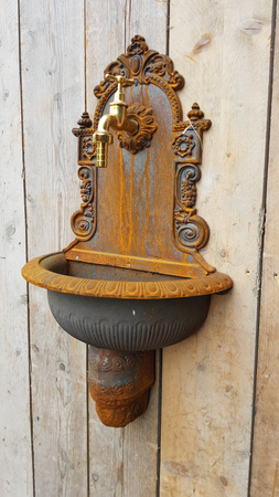 Gusseisen wandbrunnen mit messing hahn