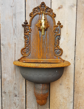 Gusseisen wandbrunnen mit messing hahn