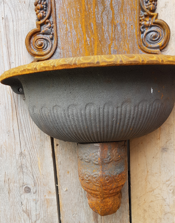 Gusseisen wandbrunnen mit messing hahn
