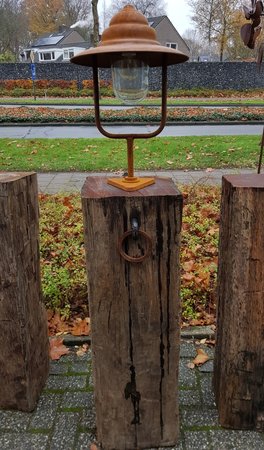 Rostige laterne aus cortenstahl