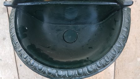 Gusseisen wandbrunnen schwarz oder dunkelgrün
